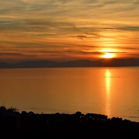 6 Oda1 Salon Muhtesem Deniz Manzarali Kusadasi
